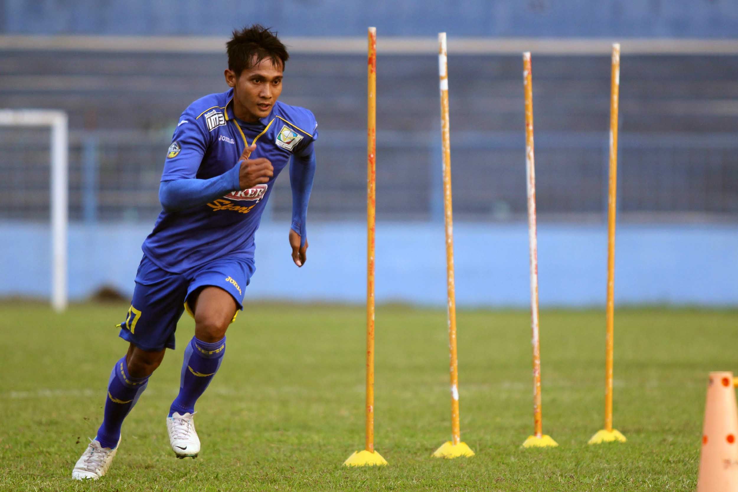 Salah satu pemain andalan Arema Cronus pada ISL 2014, Hendro Siswanto, saat berlatih sprint. Copyright: &copy; Ardiyansyah/INDOSPORT